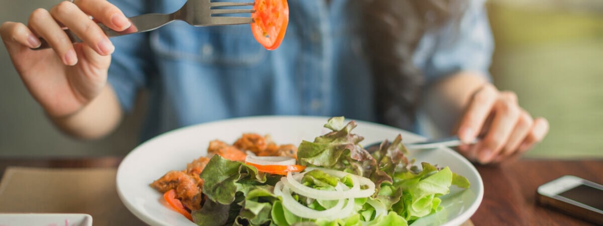 Сколько часов можно хранить салат в холодильнике? Вот продукты, из-за которых он испортится быстрее — Полезно