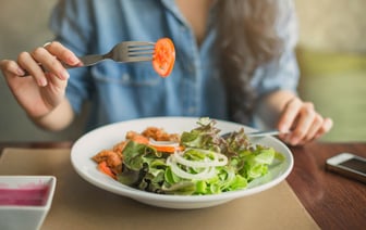 Сколько часов можно хранить салат в холодильнике? Вот продукты, из-за которых он испортится быстрее — Полезно