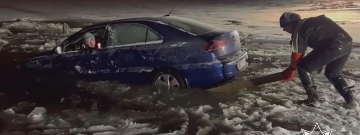 «Следовал по навигатору» — Под Минском легковушка провалилась под лед — Видео
