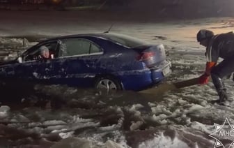 «Следовал по навигатору» — Под Минском легковушка провалилась под лед — Видео