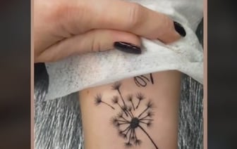 «Хочется плакать». В Минске многодетная мама сделала тату с именами своих детей