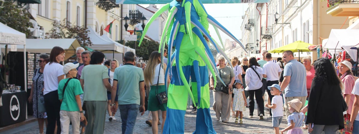 В центре Гродно «летали» пчелы и гуляли высокие люди