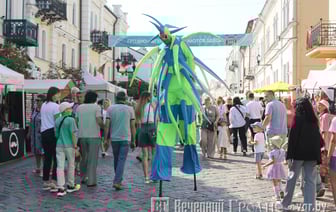 В центре Гродно «летали» пчелы и гуляли высокие люди