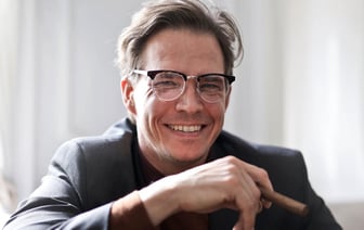 В Орше женщину оштрафовали на 1200 рублей за лайк под картинкой со свечой; она записала видео с просьбой об огласке