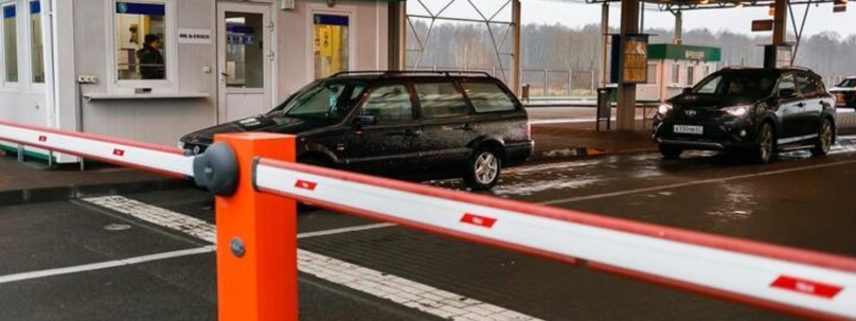 Латвия с завтрашнего дня запретит въезд в страну легковушкам с беларусскими номерами