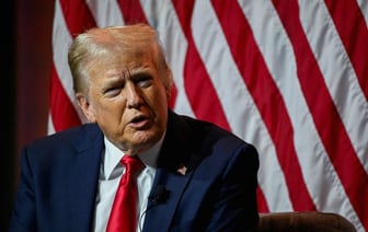 Американский суд отклонил два уголовных обвинения против Трампа.
