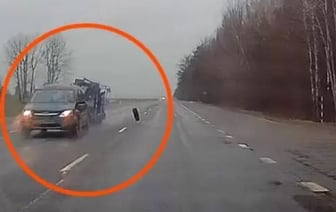 Вот это прилет: водитель еле увернулся от встречного колеса. А второй водитель не успел