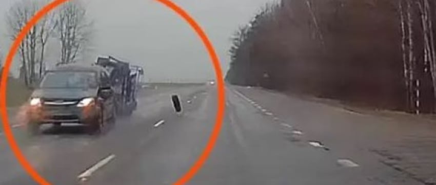 Вот это прилет: водитель еле увернулся от встречного колеса. А второй водитель не успел