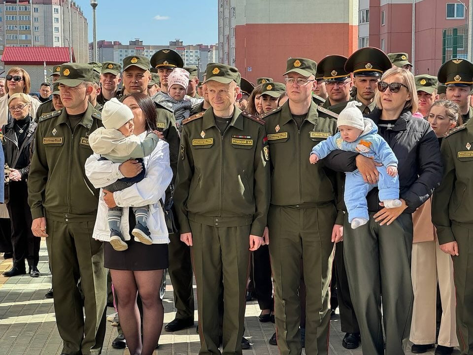 Военным вручили ключи от арендных квартир в Барановичах