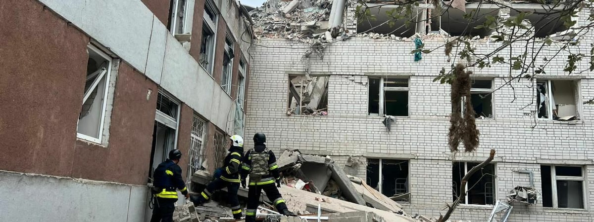 Удар ракет по центру Чернигова унес жизни 11 человек. Украина обвинила Россию