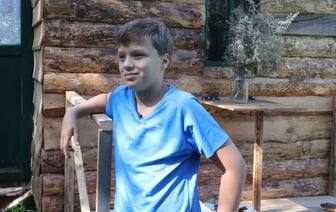 «Я еще доделаю террасу и крышу». Как 12-летний белорус за 10 дней сам построил дом на даче