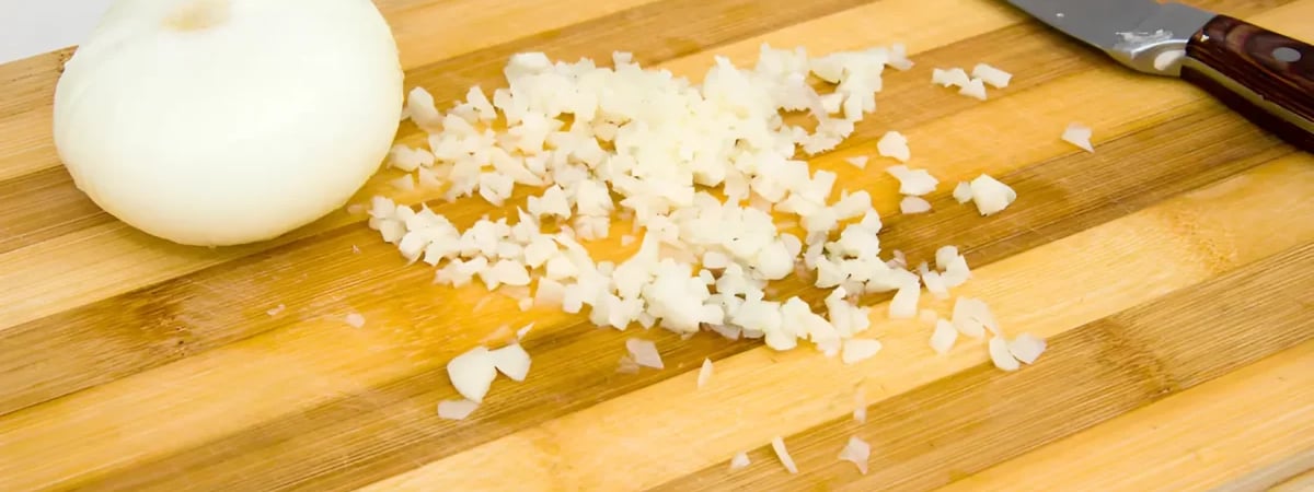 Большинство людей неправильно нарезает лук? Эта «апельсиновая» техника облегчит готовку — Полезно