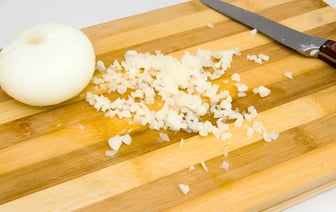 Большинство людей неправильно нарезает лук? Эта «апельсиновая» техника облегчит готовку — Полезно