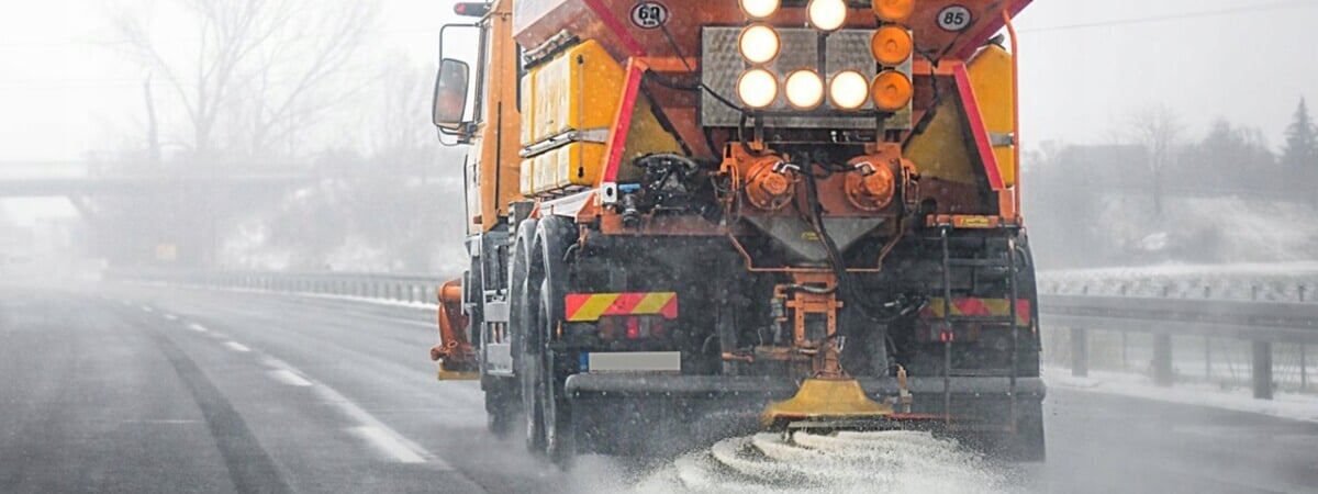 Дорожники признали нерентабельной экспериментальную противогололедную смесь, которой посыпали улицы Минска