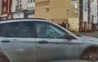 Объехала сбоку и заскочила первой. Конфликт двух девушек из-за парковки