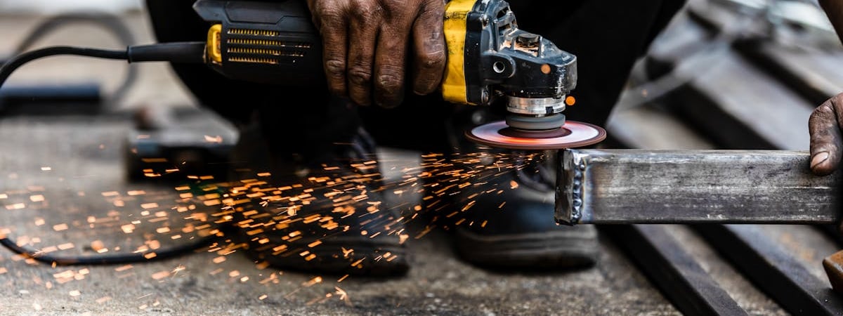 Волжский абразивный завод из-за санкций США снижает производство и сокращает персонал