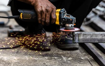 Волжский абразивный завод из-за санкций США снижает производство и сокращает персонал