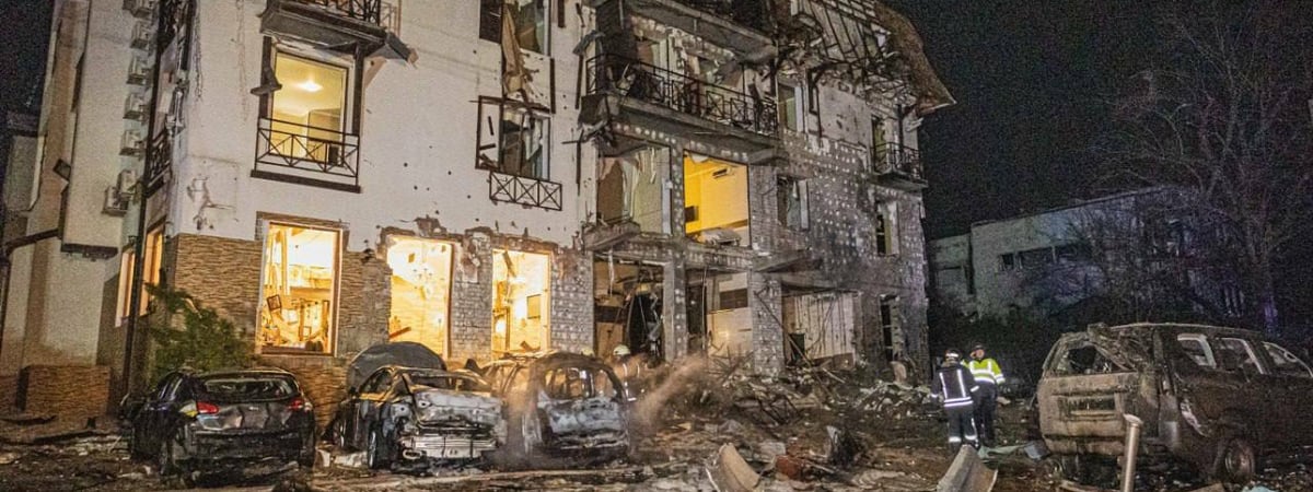 В центре Харькова две ракеты разнесли отель с иностранцами – 13 пострадавших — Видео
