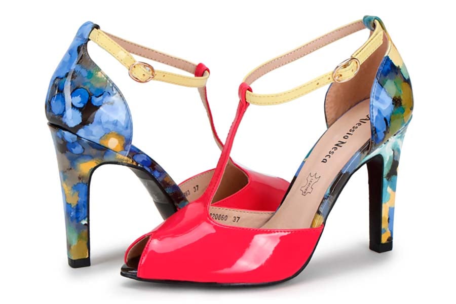 На каблуках и с ремешками: посмотрите на босоножки за 9 рублей