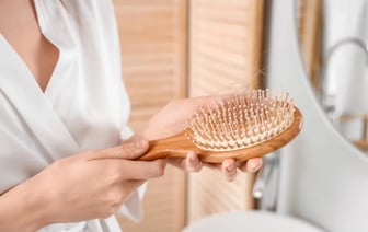 Как часто нужно мыть расческу? Не позволяйте ей превратиться в рассадник бактерий и грибков — Полезно