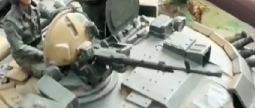 Сын и отец из Барановичей создают уменьшенные модели военной техники и диорамы - посмотрите видео