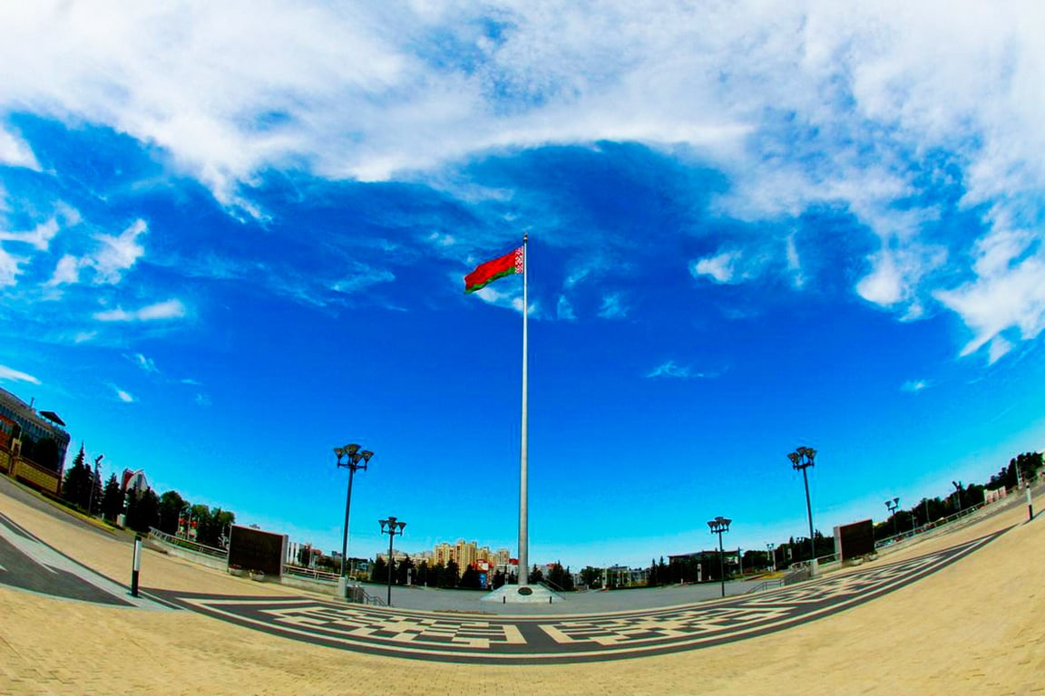Главный флагшток страны в Минске. Фото : Юрий Костарев / baranovichi24.by/