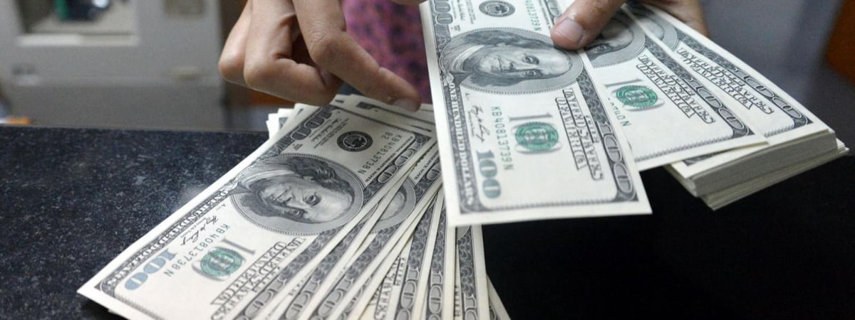 Доллар укрепился, а евро сдал позиции в Беларуси. На сколько и что с российским рублем?