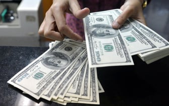 Доллар укрепился, а евро сдал позиции в Беларуси. На сколько и что с российским рублем?