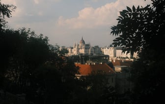 Тысячи людей в Будапеште требовали отставки Орбана из-за коррупции