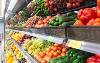 В Гродно пьяная девушка бросалась продуктами — что было дальше