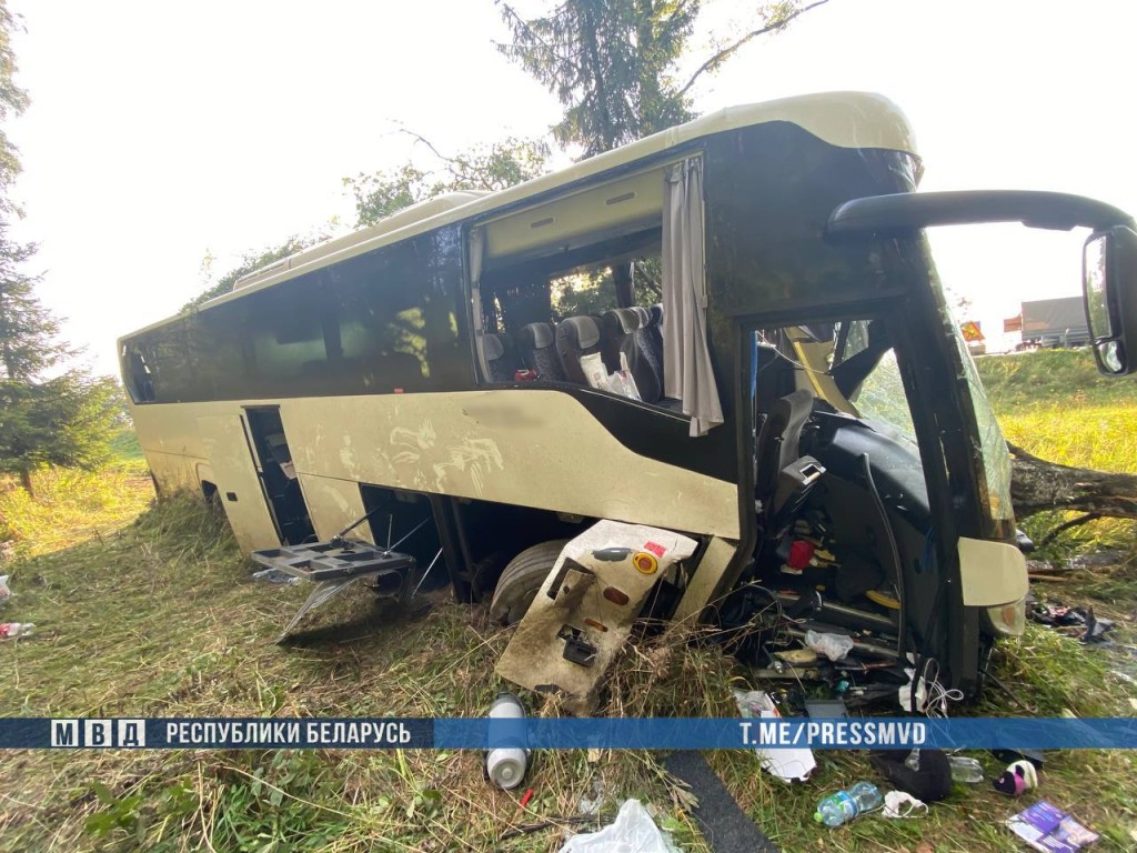 Пассажирский автобус «Москва–Брест» вылетел с трассы под Минском
