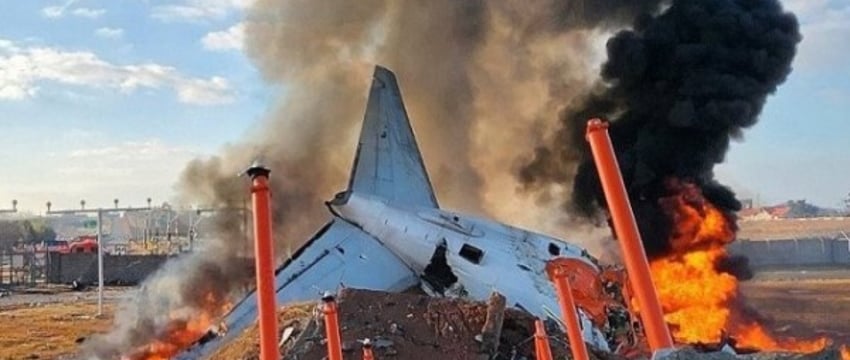 Самолет со 175 пассажирами на борту разбился в Южной Корее — видео