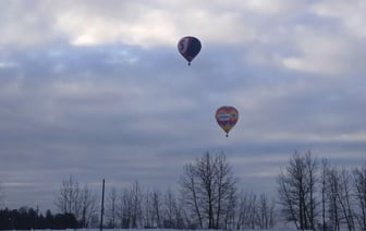 Над Минском заметили два гигантских воздушных шара. Что это было? — Видео
