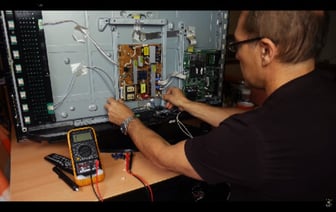 «А чего они все в тулупах?» «Горизонт» показал в TikTok, как делает телевизоры, но у беларусов возникли вопросы