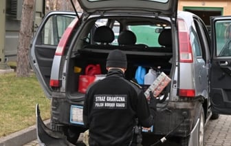 Белоруса за рулем польского Opel задержали с контрабандой сигарет на границе — автомобиль был подготовлен