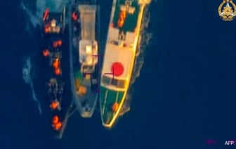 Китайские моряки используют ножи и топоры во время спорного морского столкновения с Филиппинами.