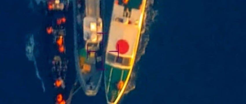 Китайские моряки используют ножи и топоры во время спорного морского столкновения с Филиппинами.