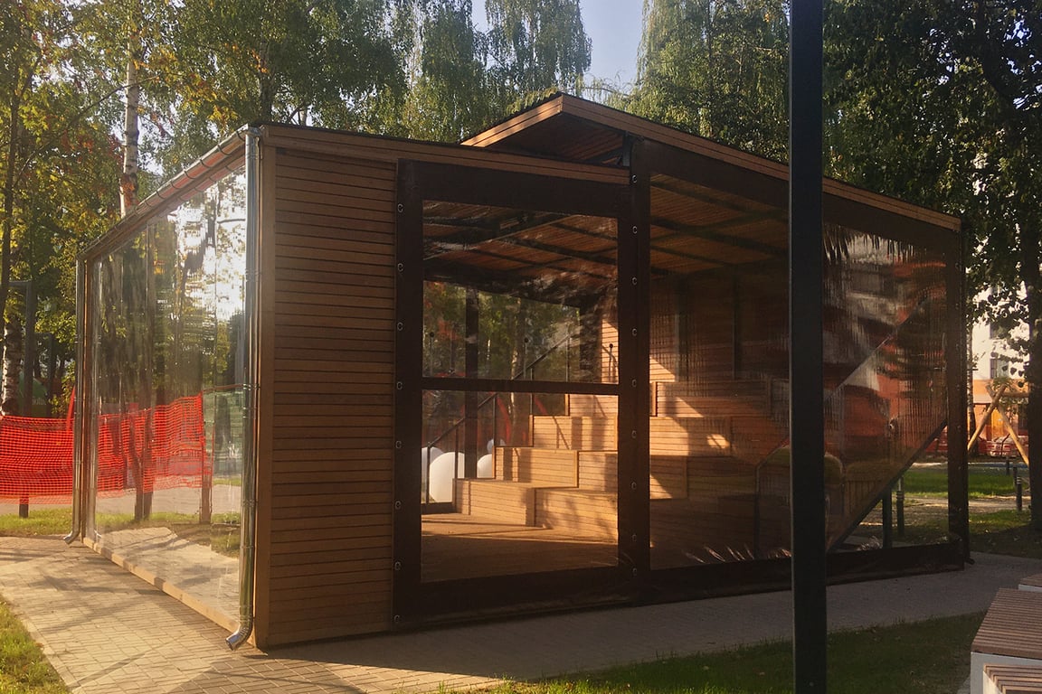 Летний кинотеатр. Студенческий сквер в Витебске напротив ВГУ. Фото Сергея Серебро