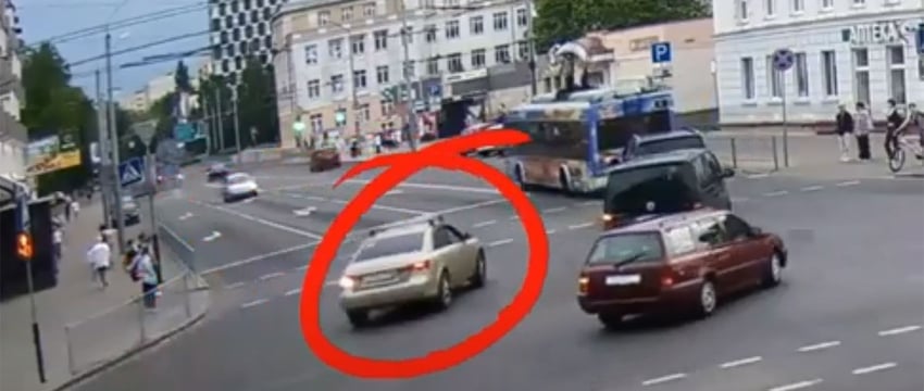 За опасные маневры в центре Гомеля у двух водителей забрали права