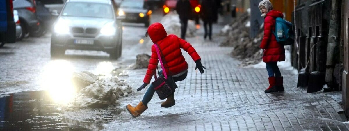 Тепло, но скользко. На первых выходных апреля синоптики пообещали +17°С и гололедицу
