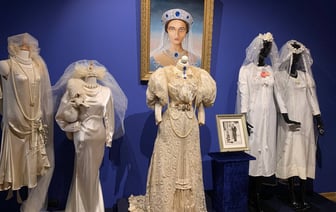 Золотое платье и украшения от дизайнера — в музее истории религии в Гродно открылась модная выставка