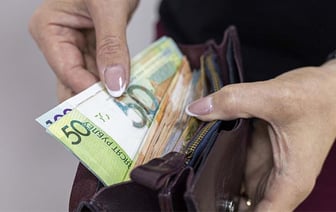 В Минтруда назвали категорию белорусов, которым положена денежная помощь на оздоровление. Сколько?
