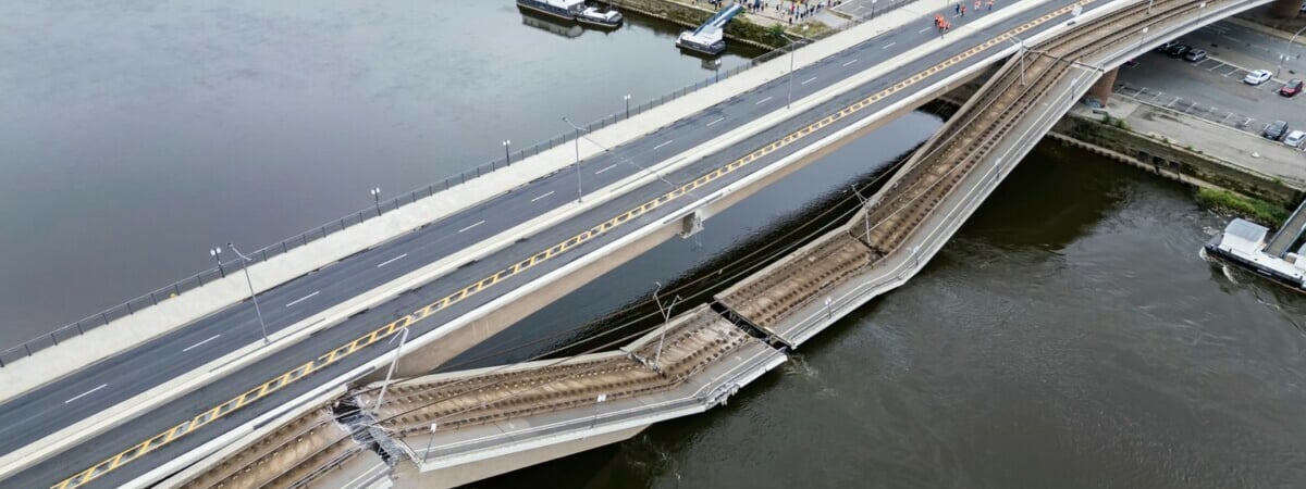 «Существует опасность для жизни» — В Дрездене рухнул мост через Эльбу — Фото