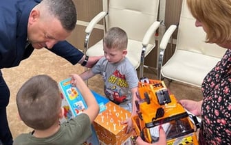 «Спасибо за подарки детям». В Бресте передали наборы игрушек переехавшим в Беларусь многодетным семьям