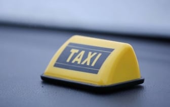 Пьяный пассажир ударил ногой женщину-водителя такси из Барановичей