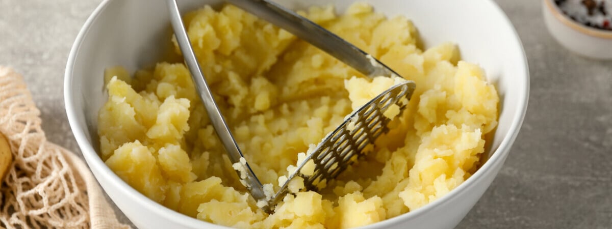 Добавьте в картофель вместо молока неожиданный продукт. Пюре получится как никогда кремовым и пышным — Полезно