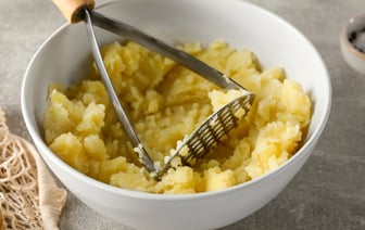 Добавьте в картофель вместо молока неожиданный продукт. Пюре получится как никогда кремовым и пышным — Полезно