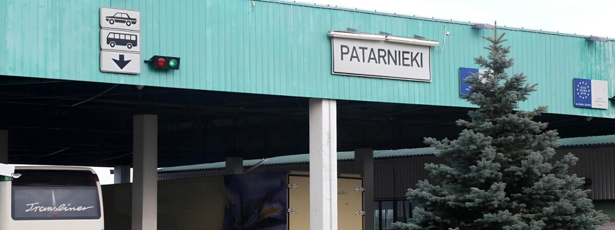 Латвия остановила пропуск транспорта на границе с Беларусью. Что известно? — Срочно