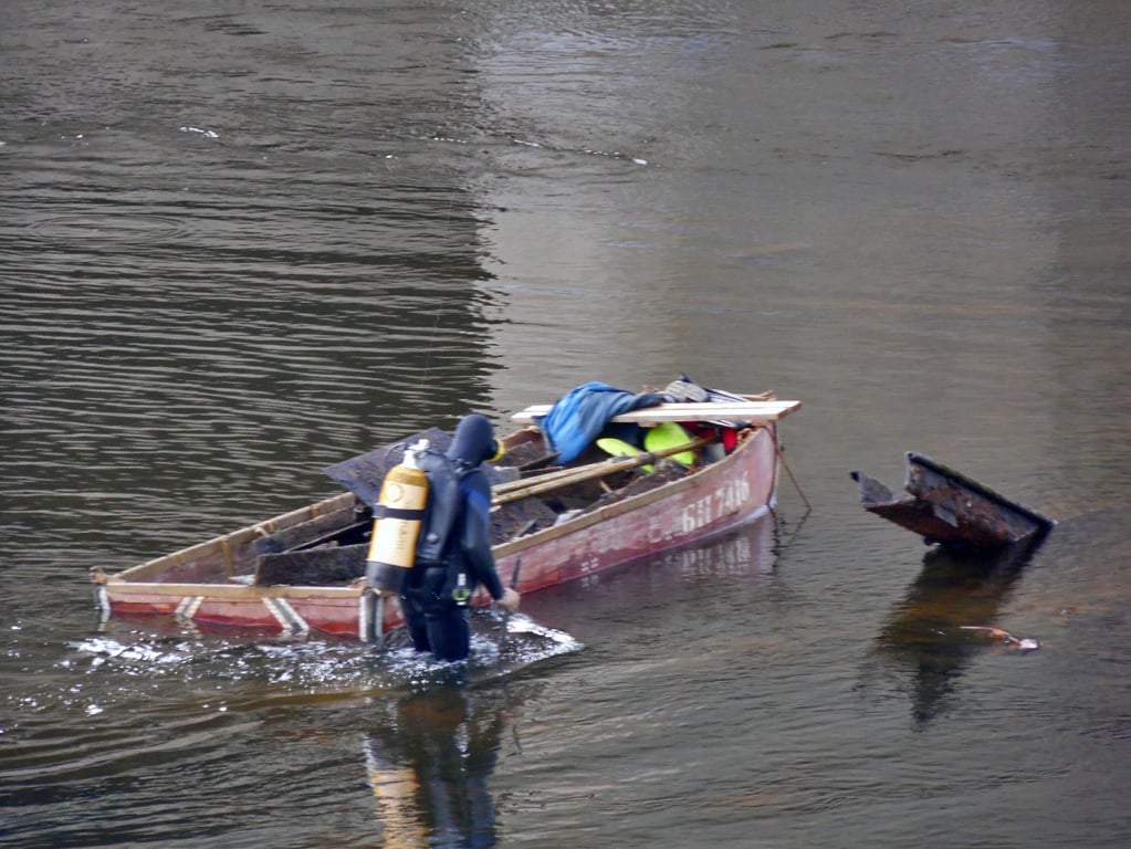Водолазы очистили дно Двины в районе моста имени Блохина. Фото Юрия Шепелева.