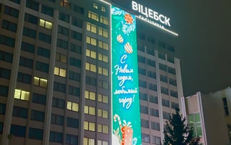 Гигантский светодиодный экран в канун Нового года установили на гостинице «Витебск»